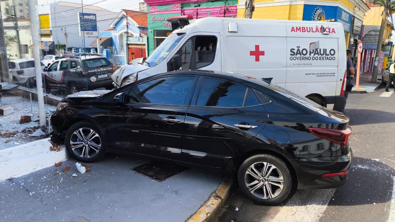 Foto 5 de 5 — Bispo se envolve em acidente entre carro e ambulância no Centro de Araraquara
